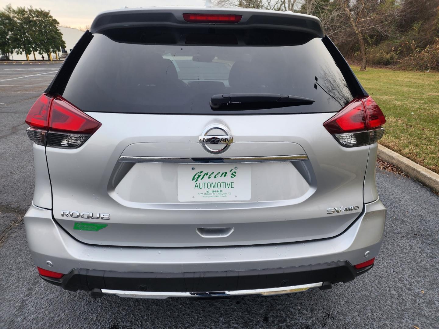 2019 Silver /Black Nissan Rogue SV (KNMAT2MV2KP) with an 2.5 4cyl. engine, Automatic transmission, located at 1221 Madison St., Shelbyville, TN, 37160, (931) 680-9439, 0.000000, 0.000000 - Photo#2